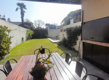 Casa · 104m² · 4 Ambientes · 1 Cochera · Venta Olivos Duplex 4amb Gran Jardín, Quincho y Piscina!