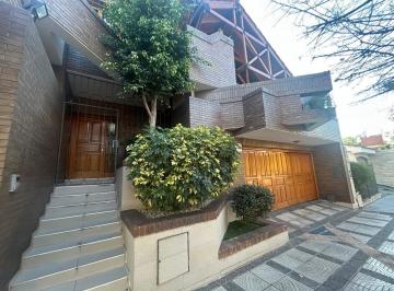 Casa · 300m² · 6 Ambientes · 2 Cocheras · Casa en Coronel Dorrego