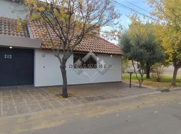 Casa · 183m² · 5 Ambientes · Casa Ubicada en Godoy Cruz