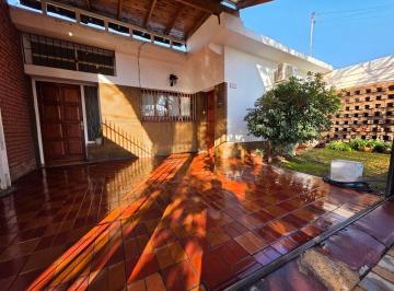 Casa · 145m² · 5 Ambientes · 1 Cochera · Casa en Alto Dorrego