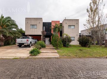 Casa · 235m² · 5 Ambientes · 7 Cocheras · Venta Casa de 5 Ambientes en Barrio Los Talas Canning