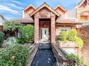 Casa · 134m² · 4 Ambientes · 1 Cochera · Venta de Casa 4 Ambientes en San Antonio de Padua con Pileta