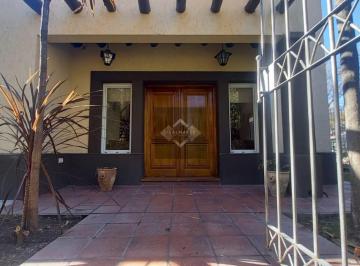 Casa · 320m² · 4 Dormitorios · 2 Cocheras · Casa en Chacras de Coria