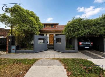 Casa · 226m² · 4 Ambientes · 2 Cocheras · Casa 4 Ambientes en Venta en Villa Adelina – Apto Credito