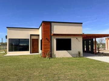 Casa · 140m² · 4 Ambientes · 1 Cochera · Casa a Estrenar 4 Ambientes 140 m² en Casuarinas Club de Campo, Permuta y Financiación