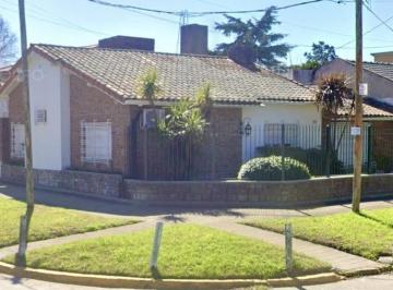 Casa · 135m² · 4 Ambientes · 2 Cocheras · Chalet de 3 Dorm., 2 Baños, Jardín, Cocher y Terraza - Apto Crédito - Venta Directa!