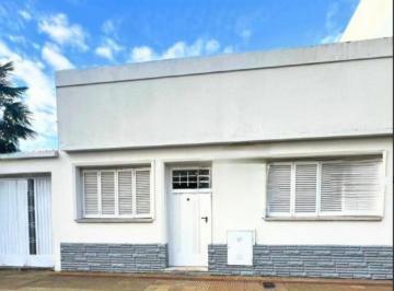 Casa · 80m² · 3 Ambientes · 2 Cocheras · Casa 1 Dormitorio Semicentrica
