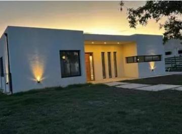 Casa · 4 Ambientes · Increible Propiedad en Barrio San Sebastian
