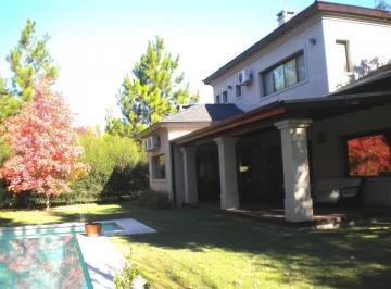 Casa · 243m² · 5 Ambientes · 2 Cocheras · Casa en Venta en El Aromo con Pileta