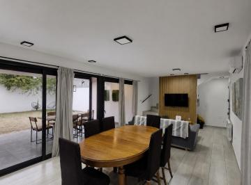 Casa · 250m² · 5 Ambientes · 2 Cocheras · Casa en Docta de 4 Dorm. con Escritura