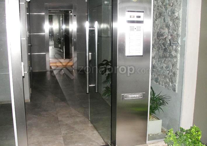 Excelente Semipiso. Impecable. Luminoso. Cochera Fija