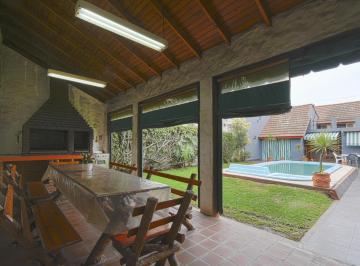 Casa · 245m² · 4 Ambientes · 3 Cocheras · Venta Casa 4 Ambientes Apta Credito C/ Piscina, Quincho y Garage. Don Bosco.