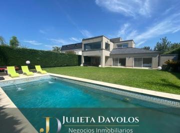 Casa · 220m² · 5 Ambientes · Casa con Pileta