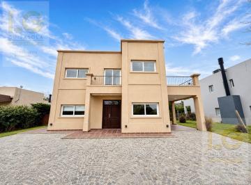 Casa · 210m² · 5 Ambientes · 2 Cocheras · Casa en Venta o Alquiler en Barrancas de Iraola