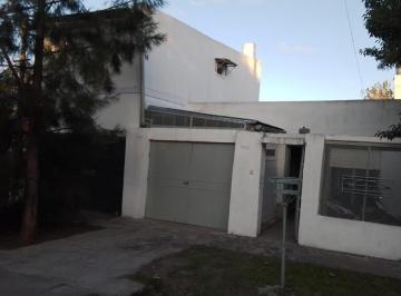 Casa · 150m² · 6 Ambientes · 2 Cocheras · Casa en Venta - 4 Dorm. 2 Baños - Cocheras - 300 m² - Lisandro Olmos Etcheverry, La Plata