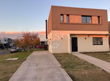 Casa · 140m² · 1 Cochera · Casa en Alquiler en Manzanares, Pilar, G. B. a. Zona Norte