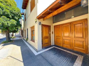 Casa · 221m² · 6 Ambientes · 1 Cochera · Venta Casa 4 Dorm. en Tandil con Jardin