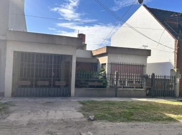 Casa · 147m² · 4 Ambientes · 1 Cochera · Venta Casa 3 Ambientes Villa Luzuriaga