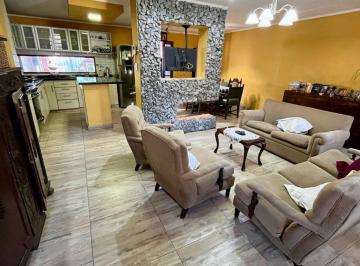 Casa · 201m² · 5 Ambientes · 1 Cochera · Casa 5 Ambientes en Venta Temperley con Jardin
