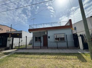 Casa · 74m² · 3 Ambientes · 1 Cochera · Venta Casa 3 Amb Berazategui Parrilla Cce Varela