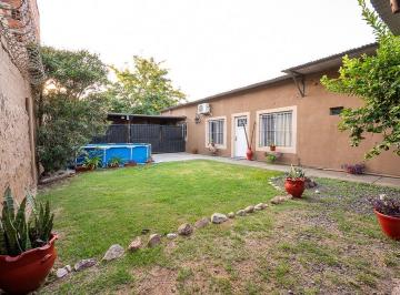 Casa · 160m² · 7 Ambientes · 2 Cocheras · Casa en Venta 3 Dorm. con Patio y Quincho