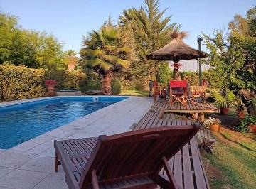 Casa · 85m² · 3 Ambientes · 1 Cochera · Venta de Casa Quinta con Pileta en Maipu