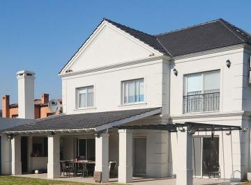 Casa · 260m² · 6 Ambientes · 2 Cocheras · Alquiler Barrio Cerrado Ayres del Pilar / 4 Dormit