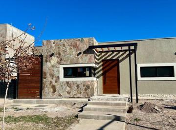 Casa · 130m² · 5 Ambientes · 2 Cocheras · Casa en Venta Barrio Privado en Maipu