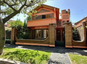 Casa · 211m² · 6 Ambientes · 2 Cocheras · Venta Casa Apto Credito en Ciudad, 4 Hab.