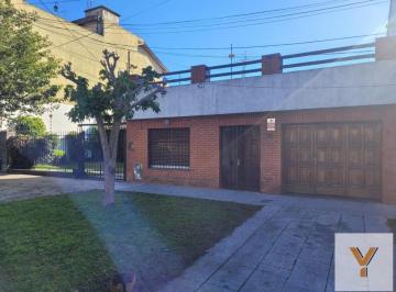 Casa · 110m² · 4 Ambientes · 2 Cocheras · Casa en Venta - 3 Dorm. 2 Baños - Quilmes