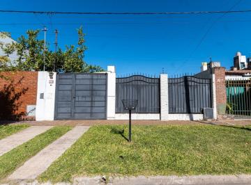 Casa · 135m² · 4 Ambientes · 2 Cocheras · Venta Hermosa Casa Pleno Guadalupe, Patio y Pileta