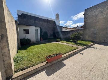 Casa · 141m² · 3 Ambientes · 1 Cochera · Venta Casa Multifamiliar con Jardin y Cochera