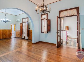 PH · 189m² · 4 Ambientes · 1 Cochera · Casa en PH en Venta La Plata - 4 Dorm.