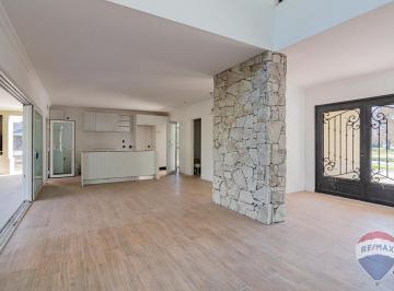 Casa · 218m² · 4 Ambientes · 2 Cocheras · Casa en Venta en Miralagos