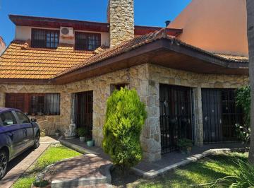 Casa · 317m² · 4 Ambientes · 2 Cocheras · Venta Casa 4 Amb. C/ Pileta Climatizada y Parque.
