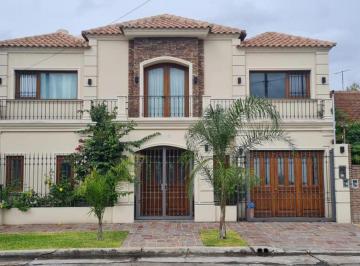 Casa · 255m² · 4 Ambientes · 2 Cocheras · Casa en Venta - 3 Dorm. 2 Baños - Cocheras - 270 m² - Castelar