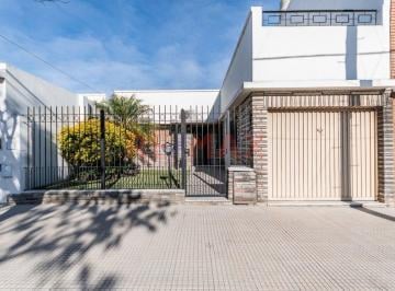 Casa · 129m² · 3 Ambientes · 1 Cochera · Casa con Jardin y Cochera en Villa Lugano
