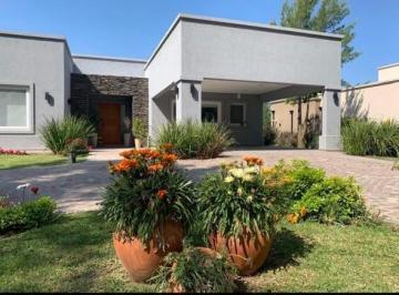 Casa · 300m² · 5 Ambientes · 1 Cochera · Casa en Venta - 3 Dorm. 3 Baños - Miralagos