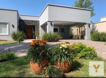 Casa · 300m² · 5 Ambientes · 1 Cochera · Casa en Venta - 3 Dorm. 3 Baños - Miralagos