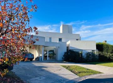 Casa · 271m² · 6 Ambientes · 2 Cocheras · Venta Financia Permuta Casa Barrio Cerrado Weston