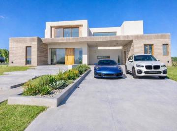 Casa · 294m² · 7 Ambientes · 2 Cocheras · Venta - Casa a Estrenar Frente a La Cancha de Polo