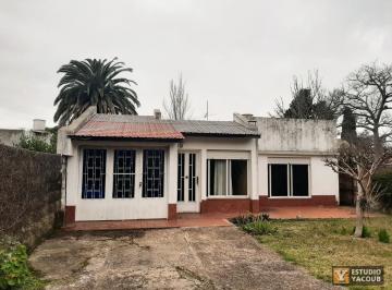 Casa · 144m² · 4 Ambientes · Casa en Venta - 2 Dorm. 2 Baños - Cochera - 144 m² - Manuel B Gonnet, La Plata