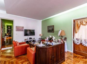 Casa · 190m² · 4 Ambientes · 1 Cochera · Venta Casa 4 Amb C/cochera/quincho/terraza Flores