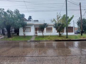 Casa · 110m² · 5 Ambientes · 2 Cocheras · Venta Casa 5 Amb en Hurlingham C/ Jardin y Cochera