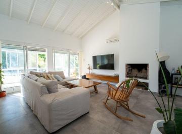 Casa · 265m² · 5 Ambientes · 1 Cochera · Casa en Venta Gonnet 3 Dorm. Parque y Pileta