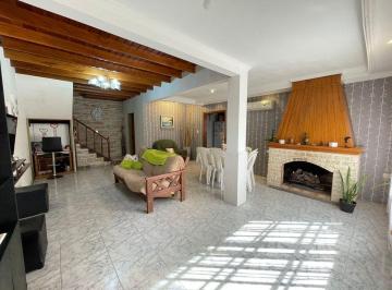 Casa · 130m² · 4 Ambientes · 3 Cocheras · Venta Casa 4 Amb Jose C Paz Centro Parque Pileta