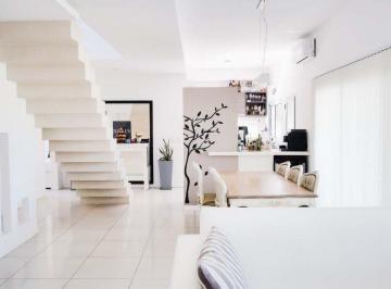 Casa · 213m² · 6 Ambientes · 1 Cochera · Venta Casa con Pileta en El Canton Norte Escobar