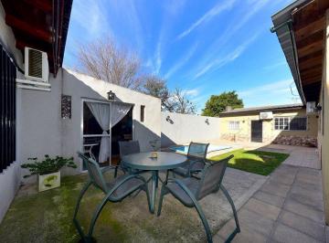 Casa · 230m² · 7 Ambientes · 2 Cocheras · Venta Casa 4 Amb + Casa 3 Amb C/jardin Hurlingham