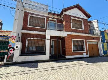 Casa · 211m² · 6 Ambientes · 1 Cochera · Venta Hermosa Casa en Arroyito 3 Dorm.