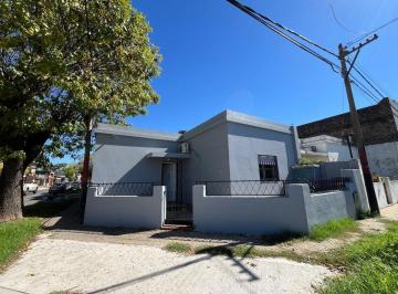 Casa · 149m² · 4 Ambientes · 1 Cochera · Se Alquila Casa 2 Dorm.. Zona Sur. Cochera